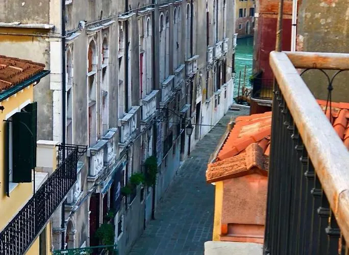 Key Location Near Palazzo Grassi * Venedig