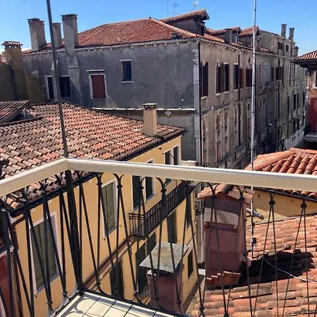 Key Location Near Palazzo Grassi Venedig