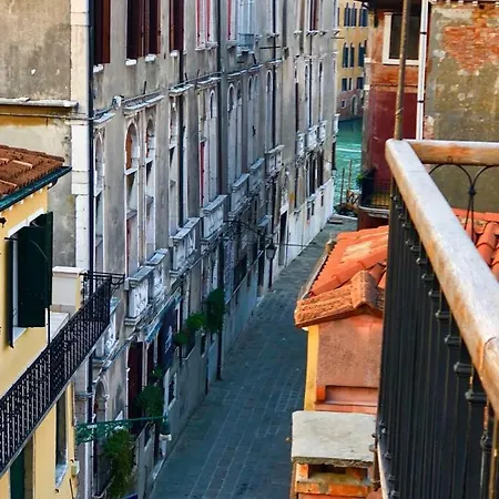 Key Location Near Palazzo Grassi * Venedig