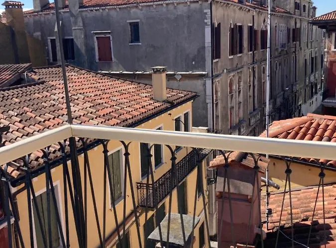 Key Location Near Palazzo Grassi Venise