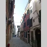 Key Location Near Palazzo Grassi البندقية